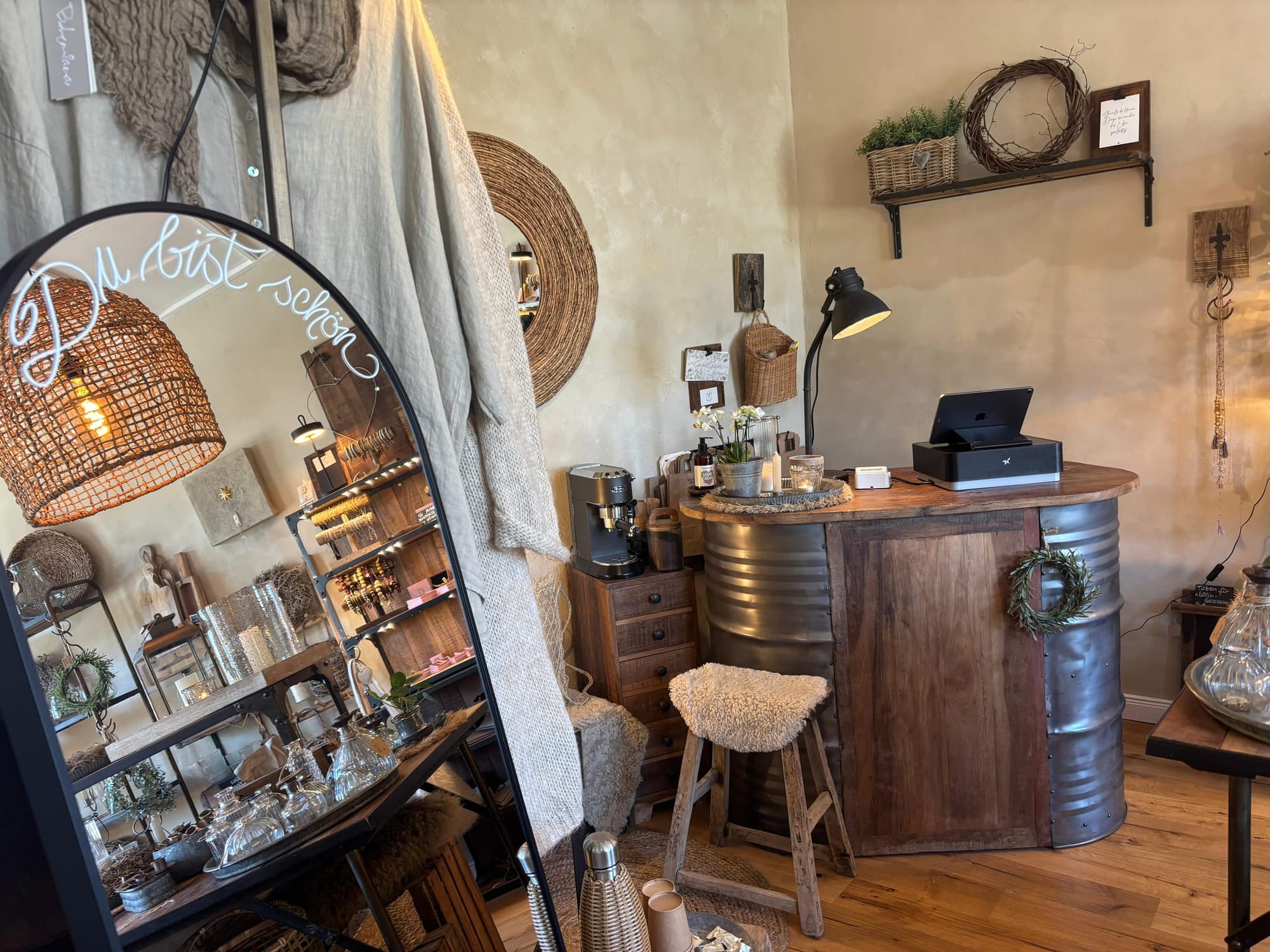 Tresen mit Holzfass und Spiegel — atmosphärisches Raumgefühl im Concept Store