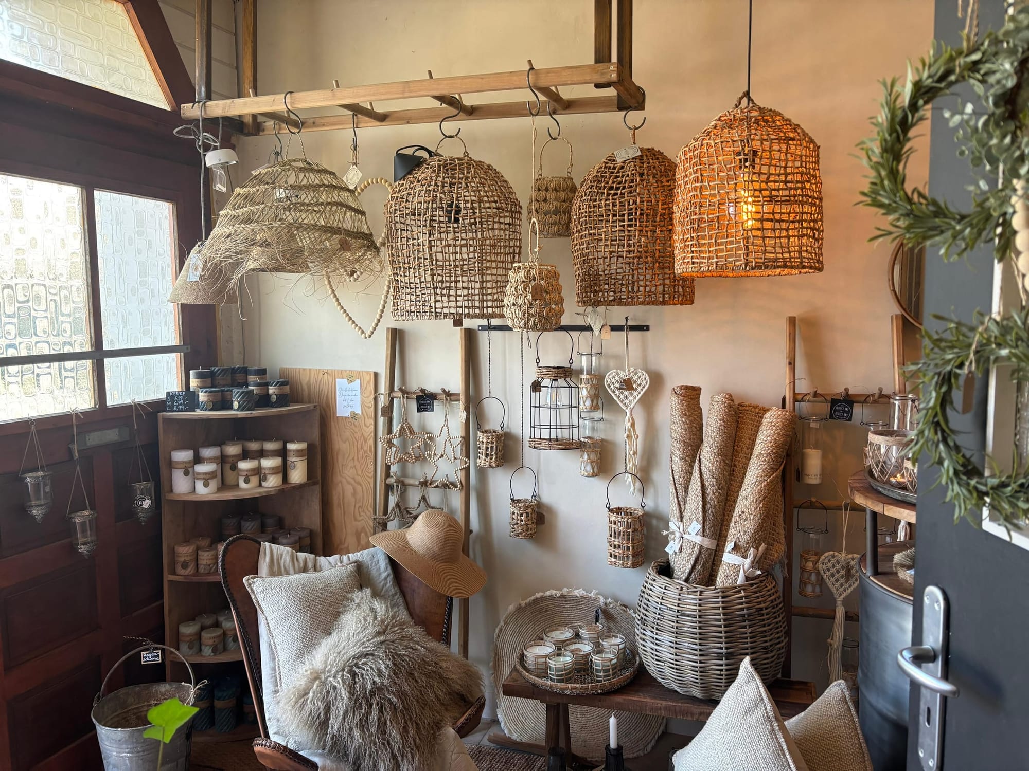Eine Reihe besonderer Geflecht-Lampen im Showroom — perfekt verpackbar als Geschenk