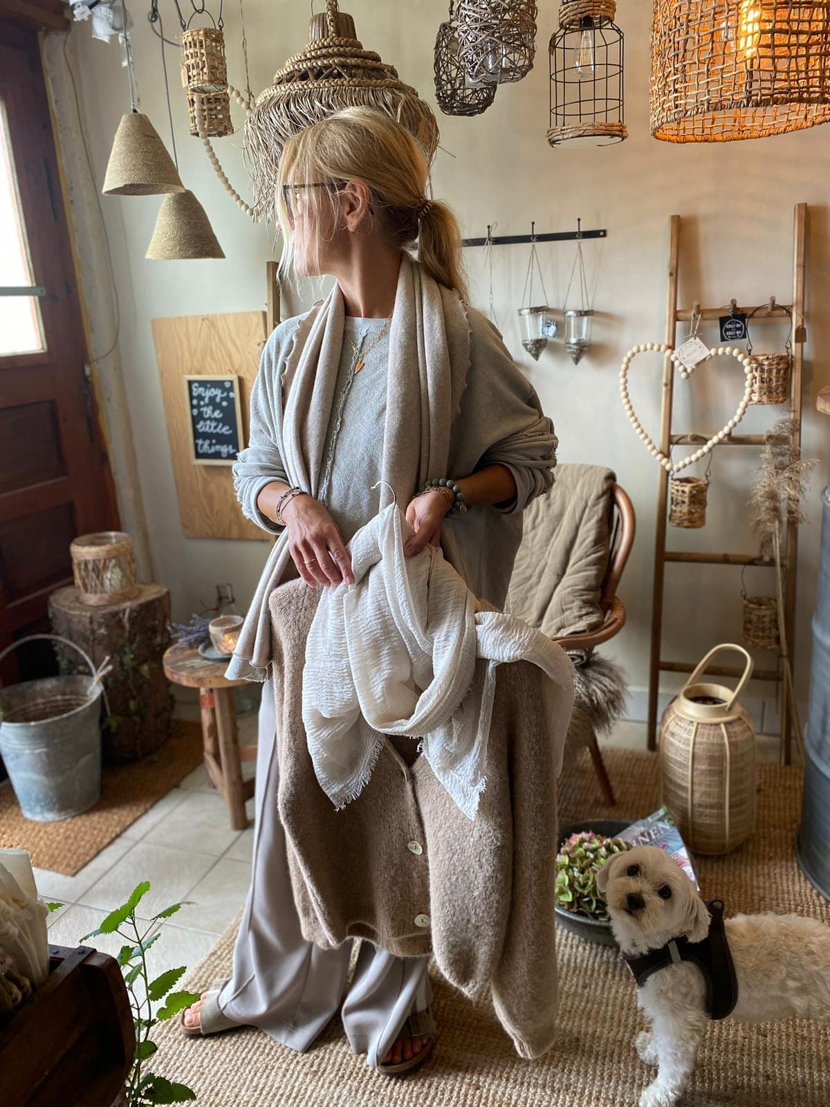 Marika mit weichen Stoffen und Tüchern im Laden