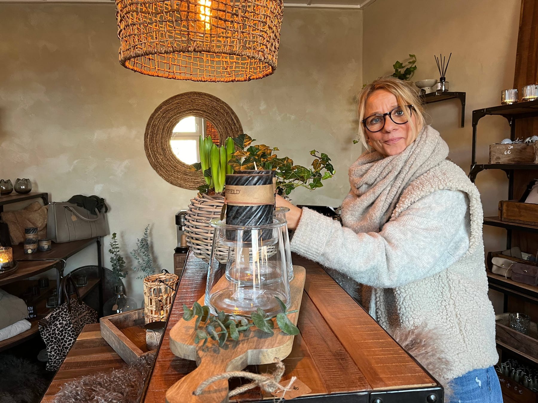 Marika Vollbrecht in ihrem Laden in der Fischerreihe