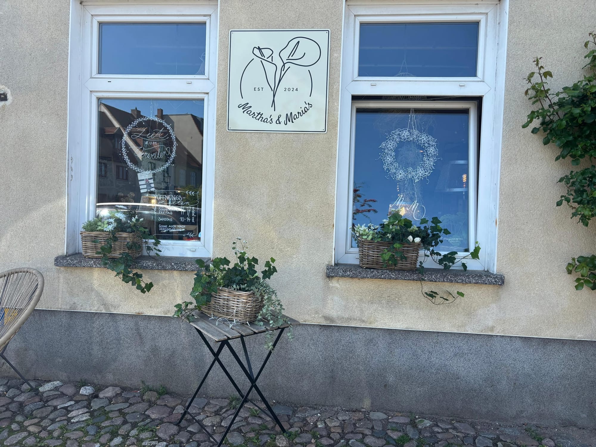 Schaufenster mit Logo von Martha's & Maria's — Concept Store in der Fischerreihe 3